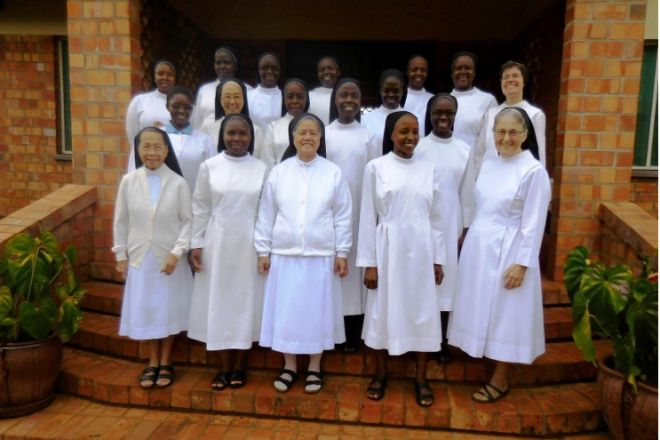 Uganda_2015 Gemeinschaft bei Visitation