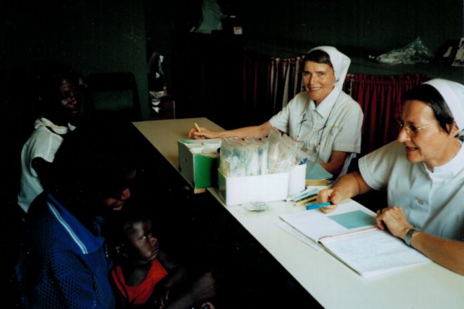 Sr  Mechthild Kuhl Sr Margarete Wegscheid Menongue Sprechstunde