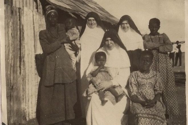 1930 Schwestern Besuchen Die Eingeborene Werft