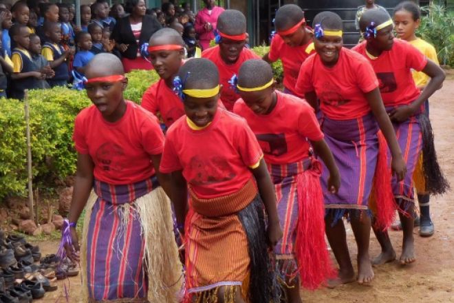 Uganda_2015 Schülerinnen tanzen beim Fest