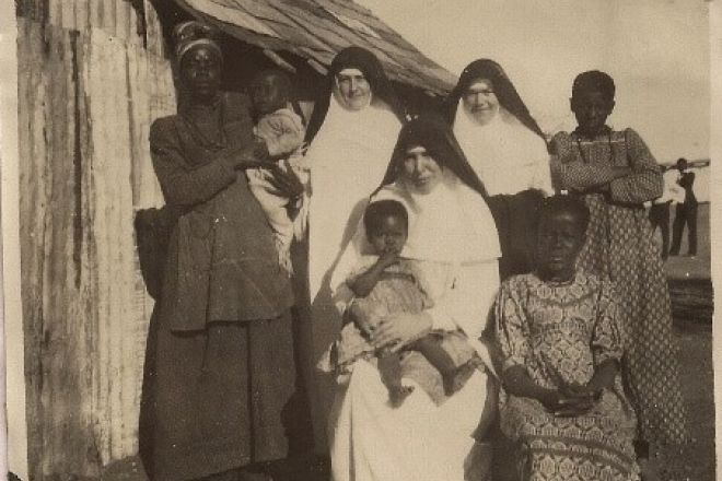 1930 Schwestern Besuchen Die Eingeborene Werft